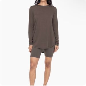 Boutique brand long sleeve flow top with side slit NWOT